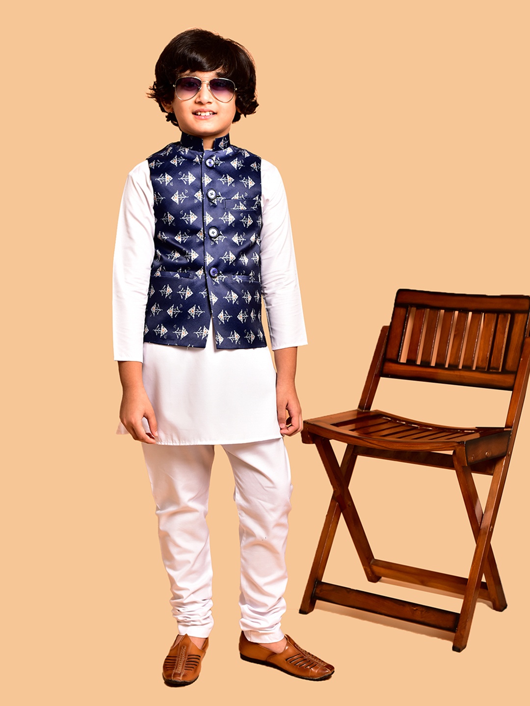 

PRINTINDIA Boys Mandarin Collar Straight Kurta With Pyjamas & Nehru Jacket, White