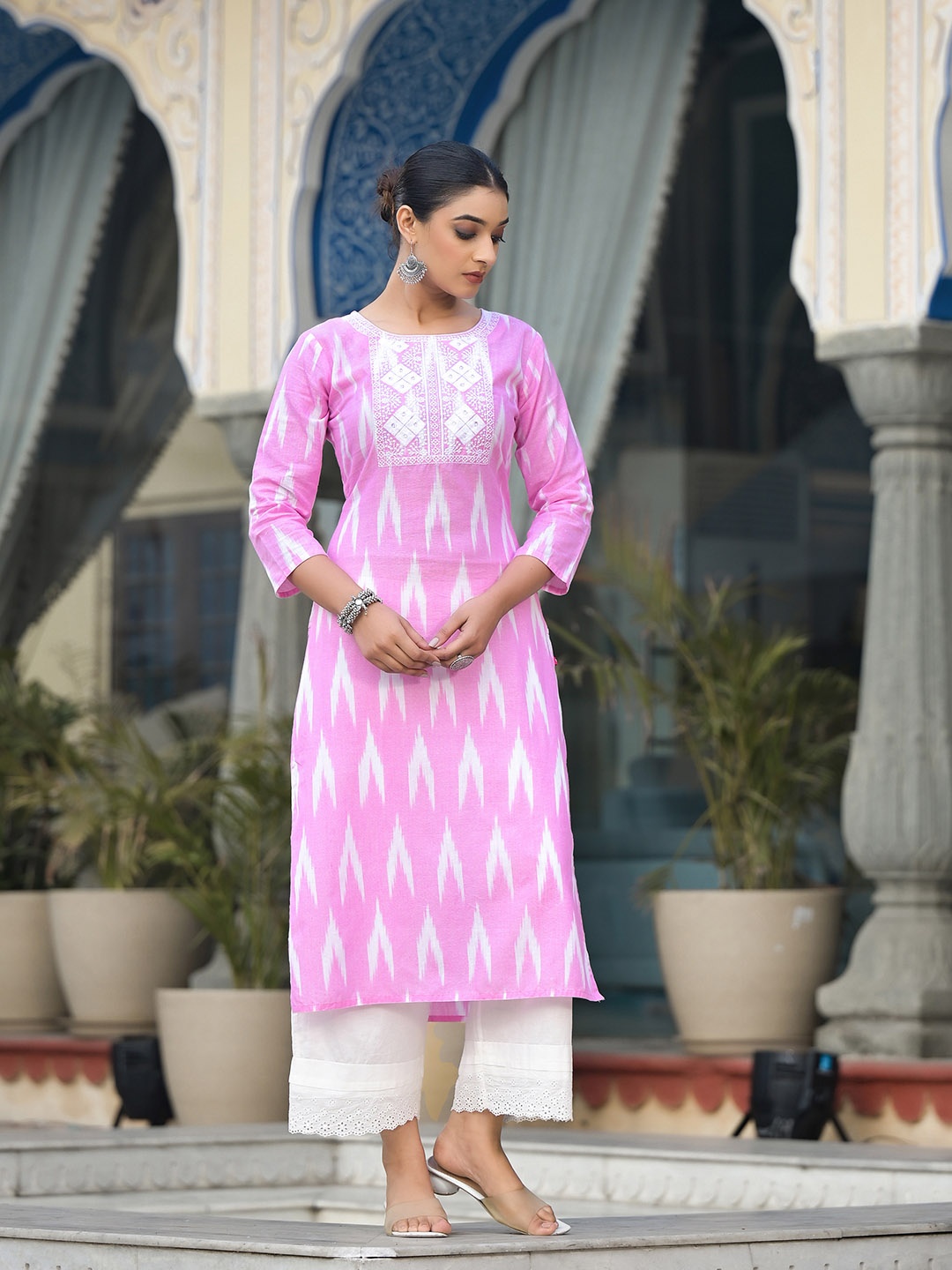 

Varanga Geometric Printed Round Neck Regular Thread Work Pure Cotton Kurta, Pink