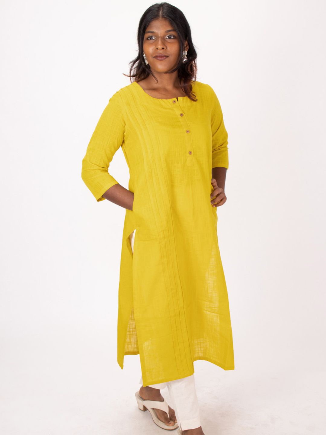 

Avishya Women Embroidered Handloom Kurta, Yellow