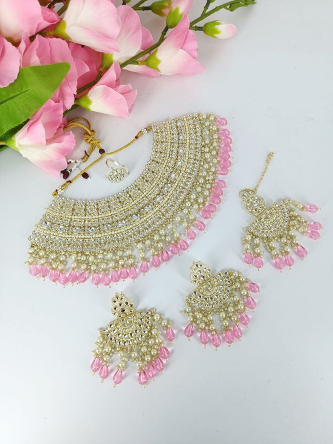 

Gyaan Jewels Gold-Plated Stone-Studded & Beaded Necklace & Earrings With Maang Tika