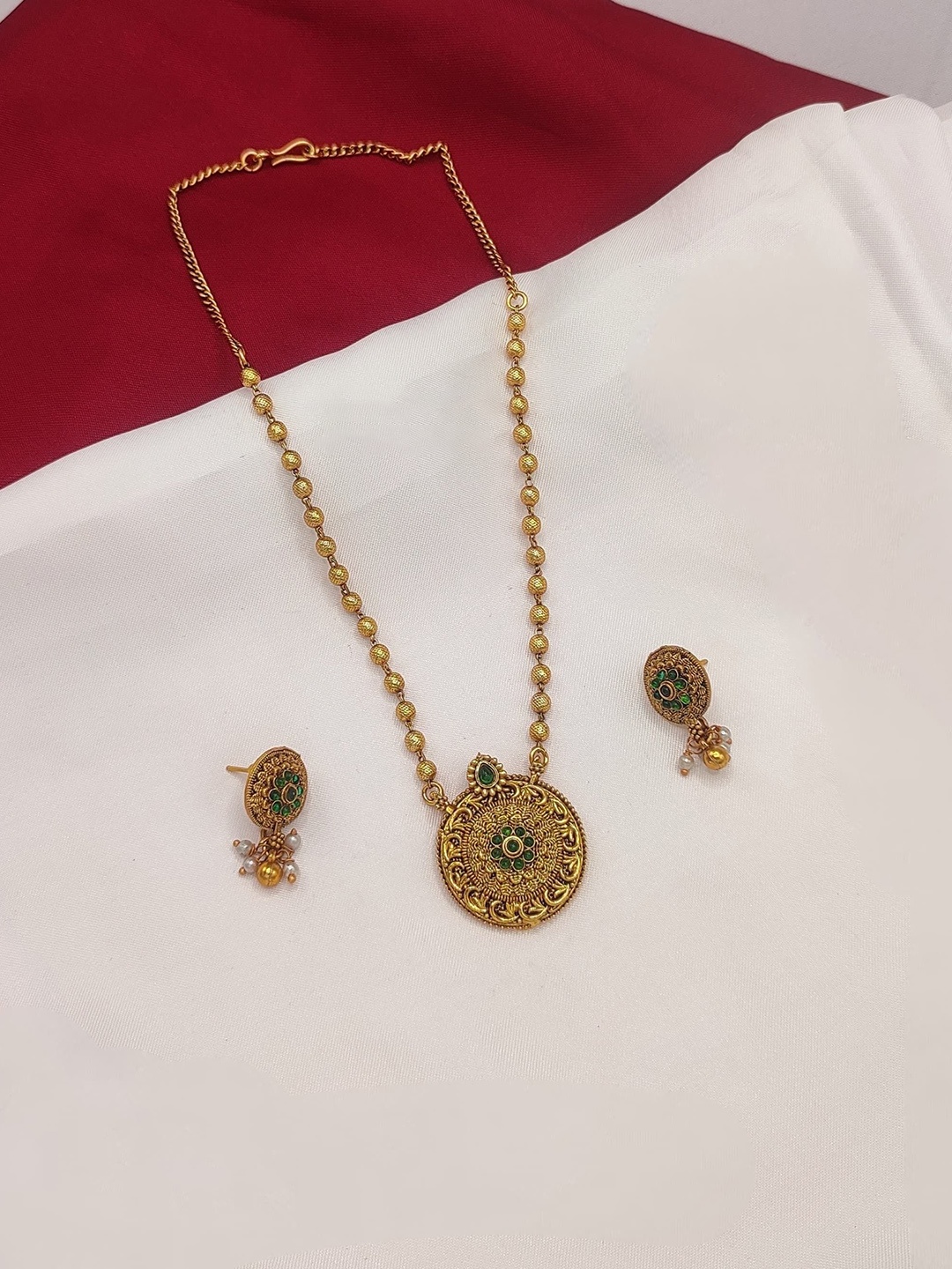 

Gyaan Jewels Gold-Plated Stone-Studded & Beaded Jewellery Set