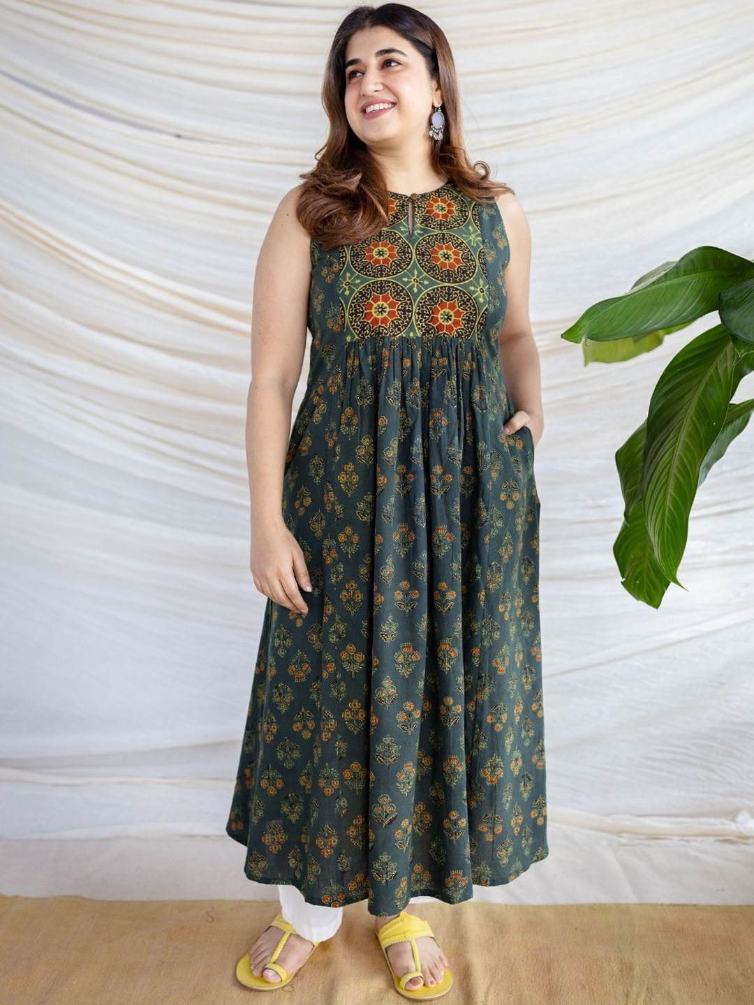 

THE INDIAN ETHNIC CO Floral Printed Keyhole Neck Pleated A-Line Cotton Kurta, Teal