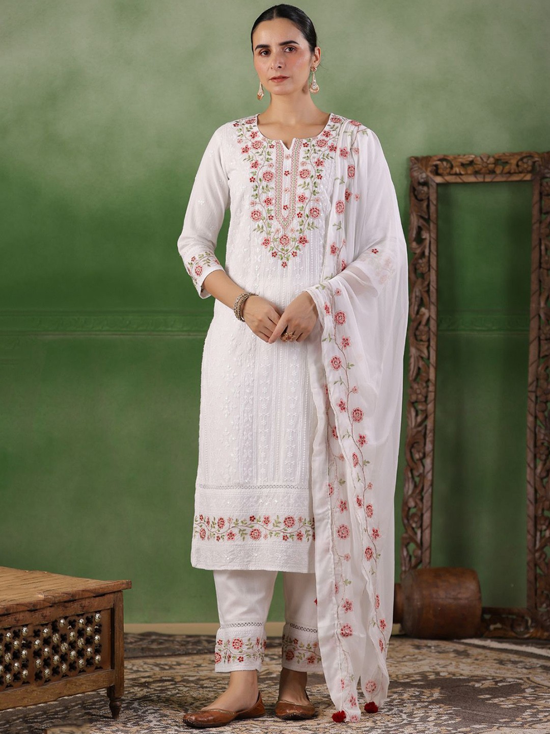 

Geroo Luxe Women Floral Embroidered Regular Pure Cotton Kurta with Trousers, White