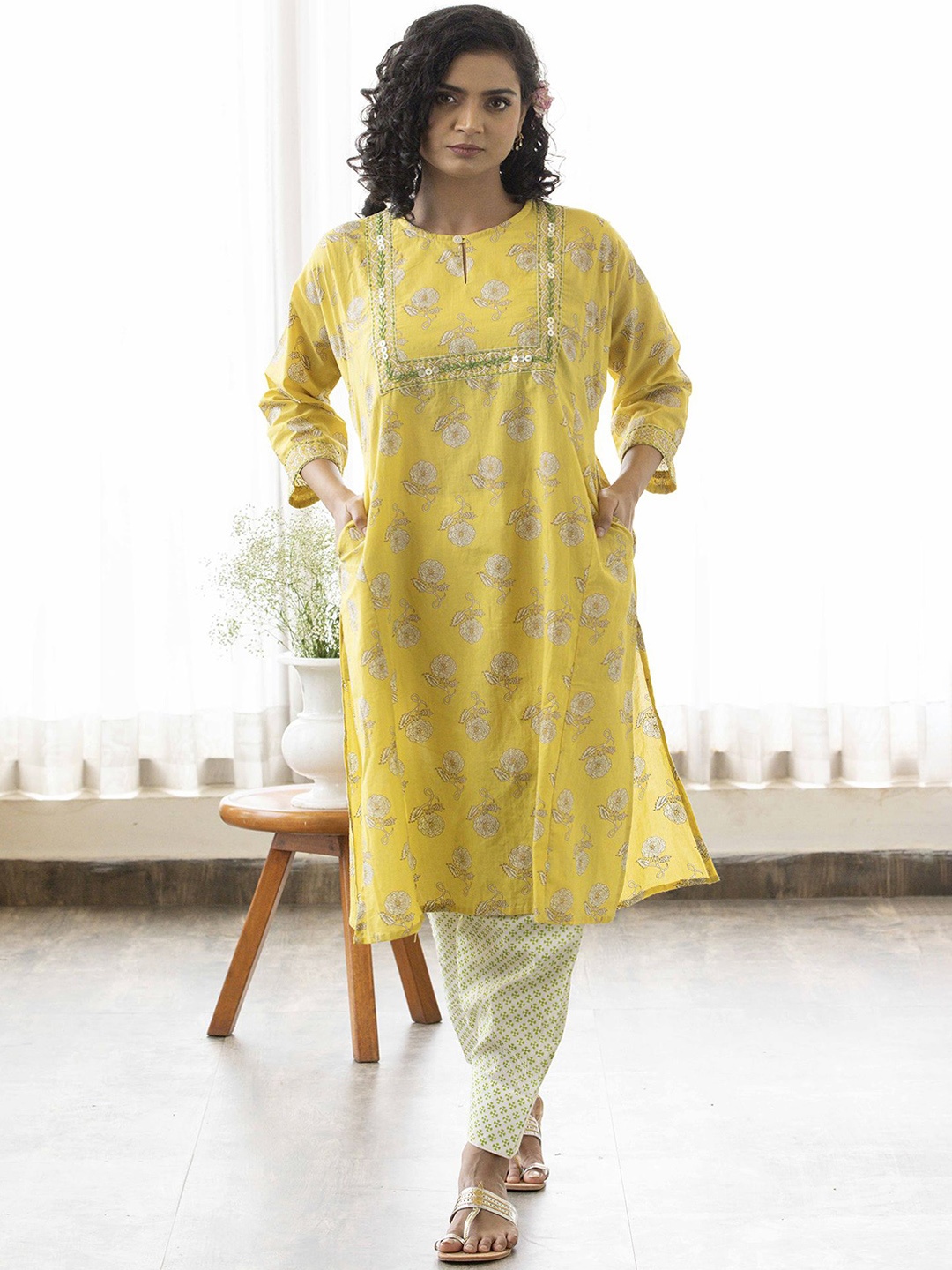 

Maitri Jaipur Keyhole Neck Floral Printed Pure Cotton Straight Kurta with Trousers, Yellow
