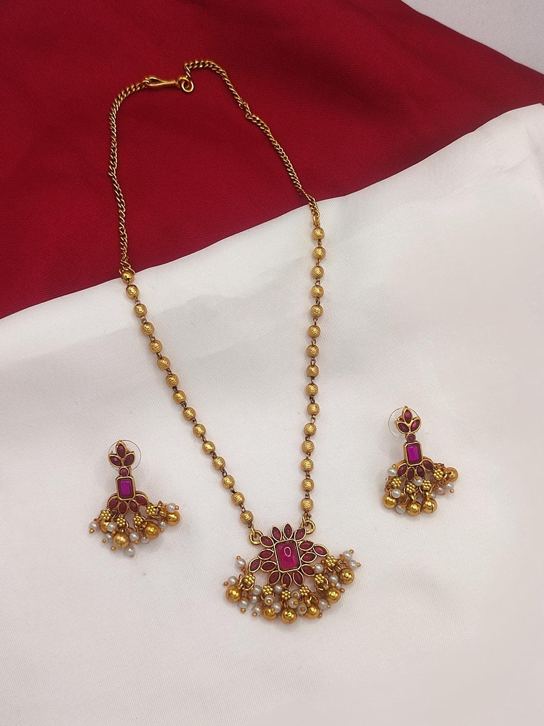 

Gyaan Jewels Gold-Plated Artificial Stone-Studded & Beaded Jewellery Set