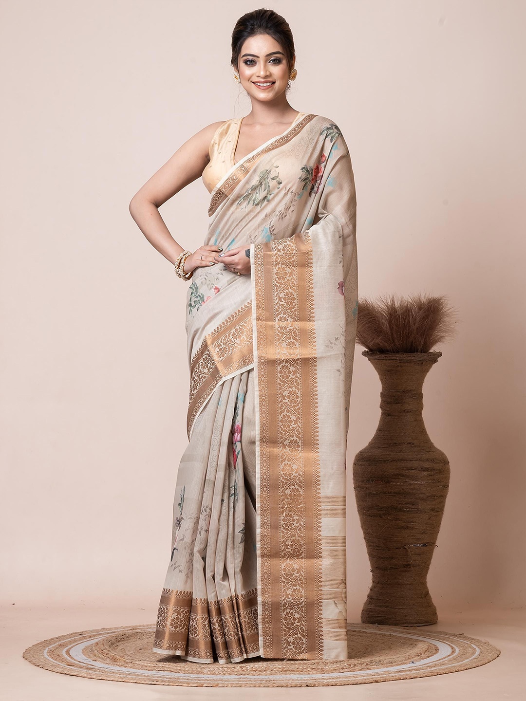 

VIBHAVARI Floral Printed Zari Saree, Green