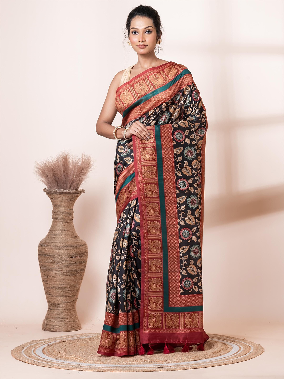 

VIBHAVARI Floral Printed Saree, Black