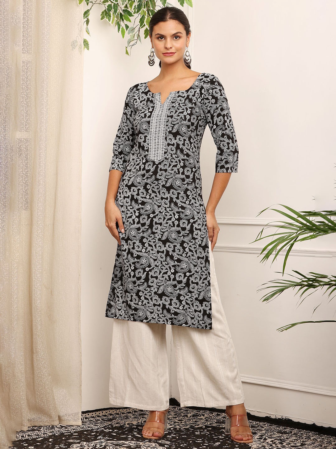 

Bhuja Ethnic Motifs Printed Notch Neck Thread Work Straight Kurta, Black