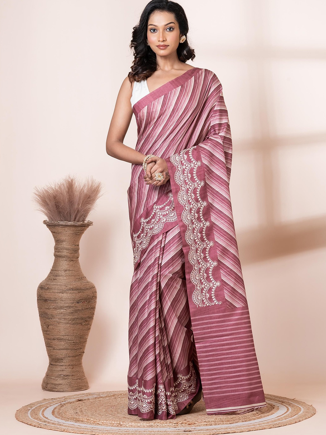 

VIBHAVARI Striped Printed Embroidered Saree, Pink