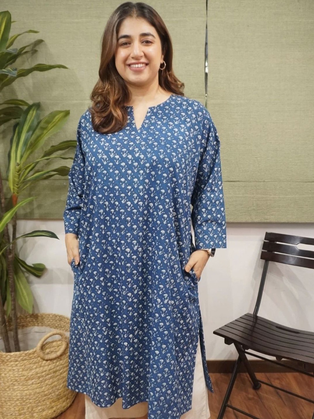 

THE INDIAN ETHNIC CO Floral Printed Mirror Work Block Print Cotton Straight Kurta, Blue