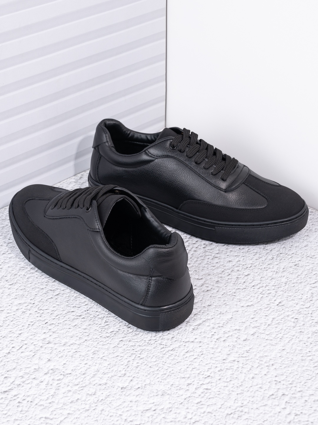 

Styli Men Black Colorblock Casual Sneakers