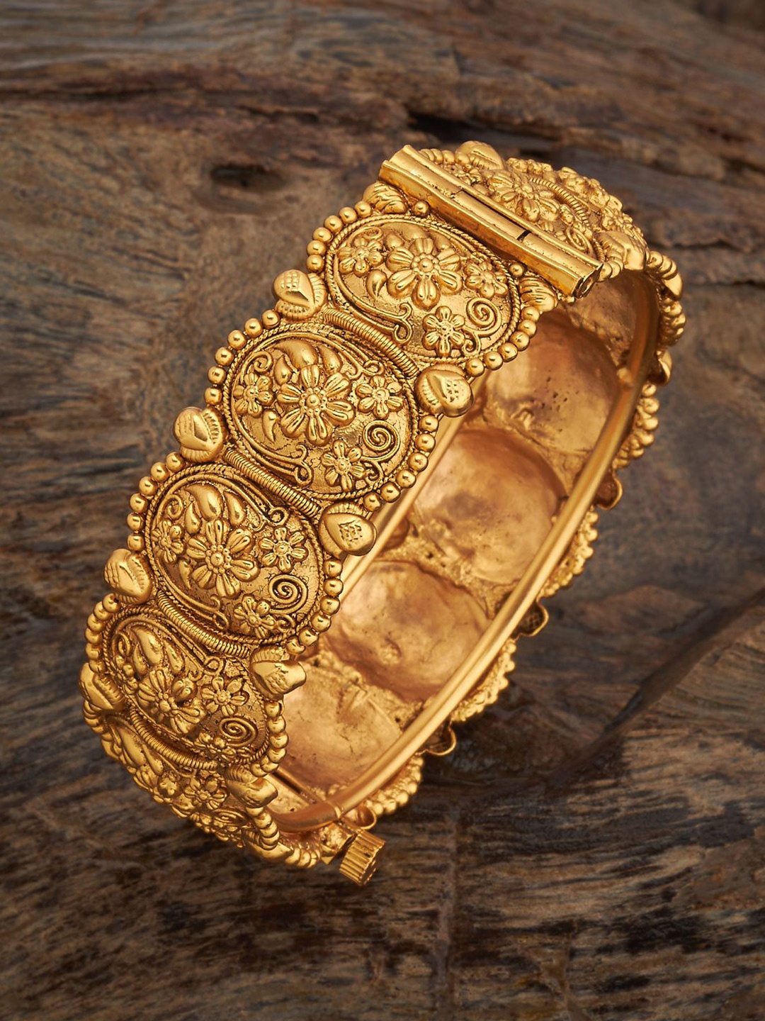 

Kushal's Fashion Jewellery Gold Plated Textured Bangle