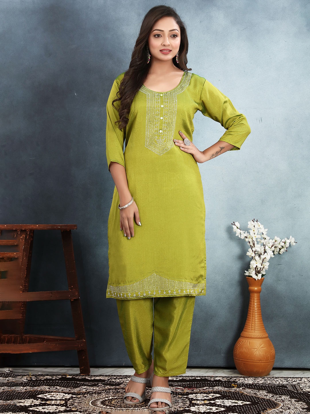 

Divyadham Textiles Floral Embroidered Round Neck Straight Kurta With Trousers, Olive