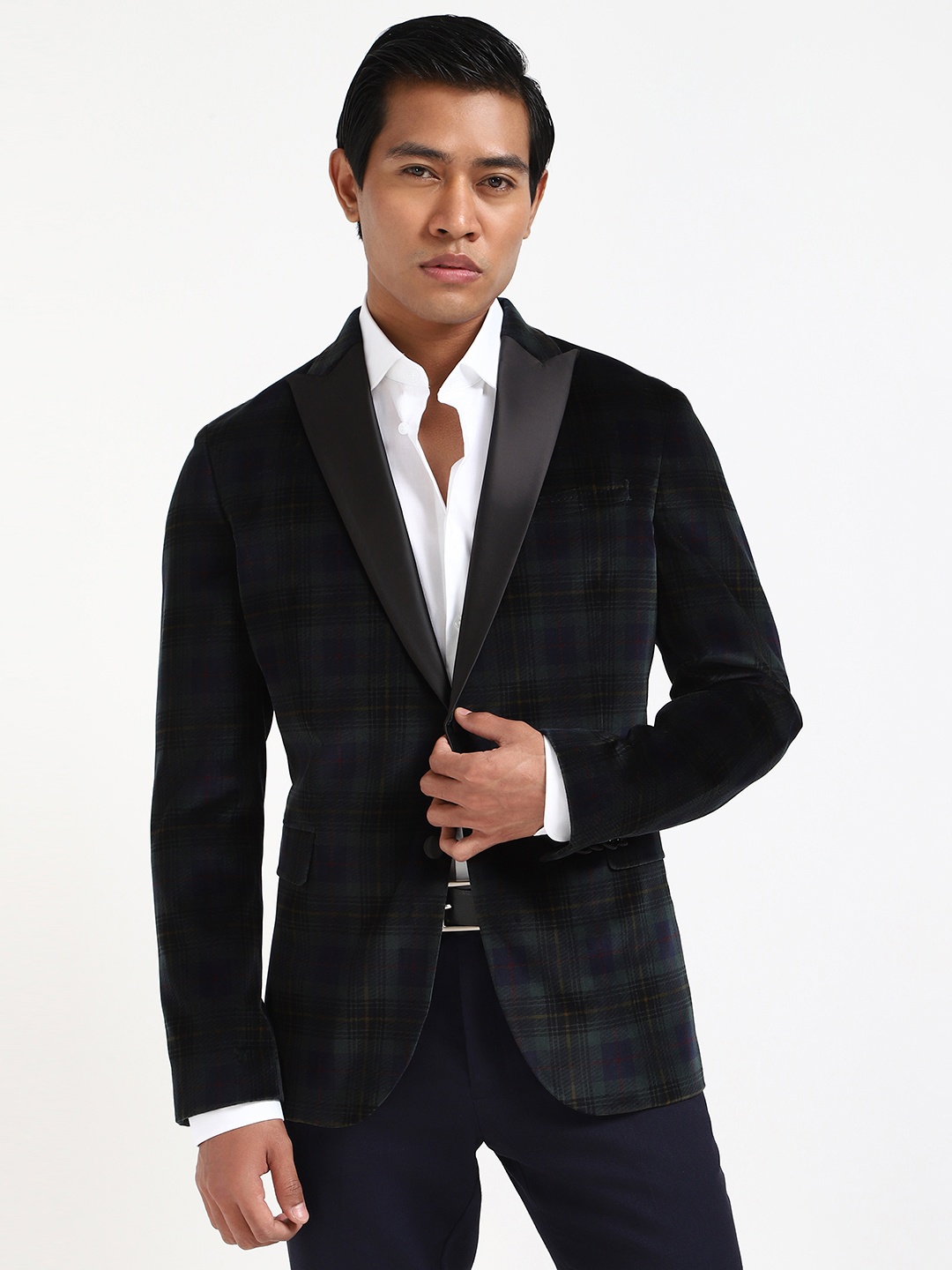 

Tommy Hilfiger Checked Peaked Lapel Single-Breasted Velvet Finish Party Blazer, Black