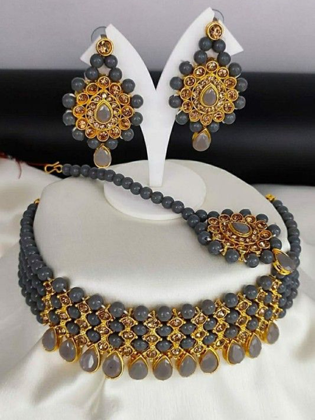 

Gyaan Jewels Gold Plated Stones Studded & Beaded Jewellery Set