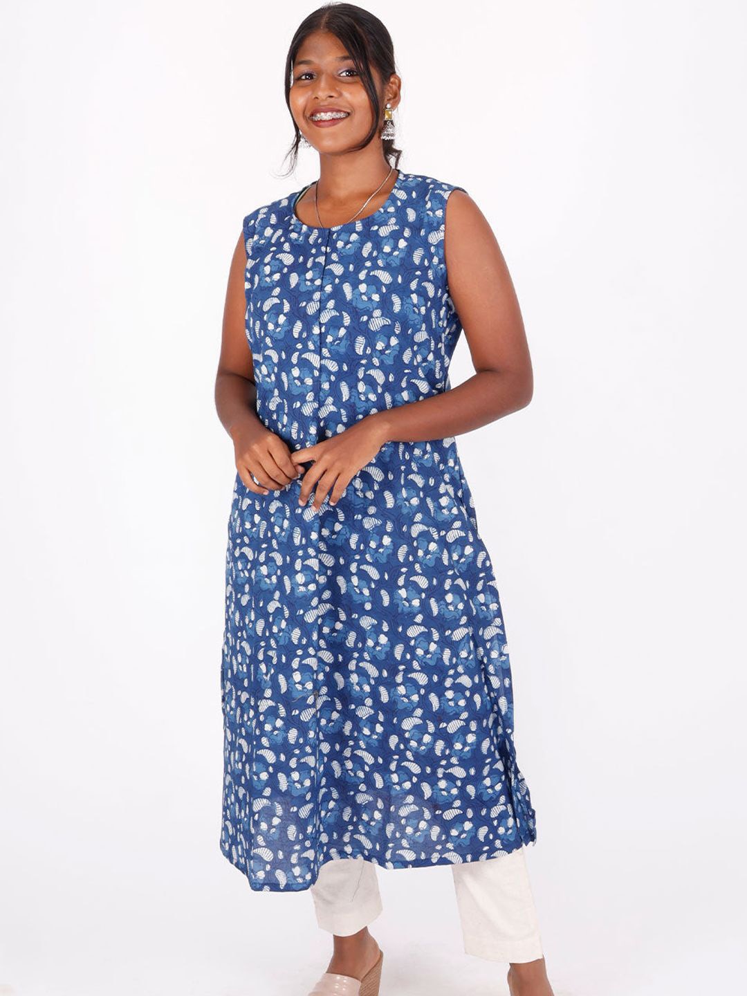 

Avishya Women Dyed Straight Kurta, Blue