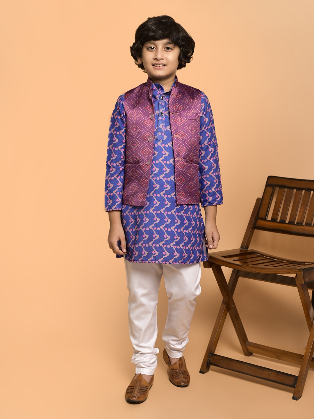 

PRINTINDIA Boys Band Collar Chevron Printed Straight Kurta with Trouser & Nehru Jacket, Blue