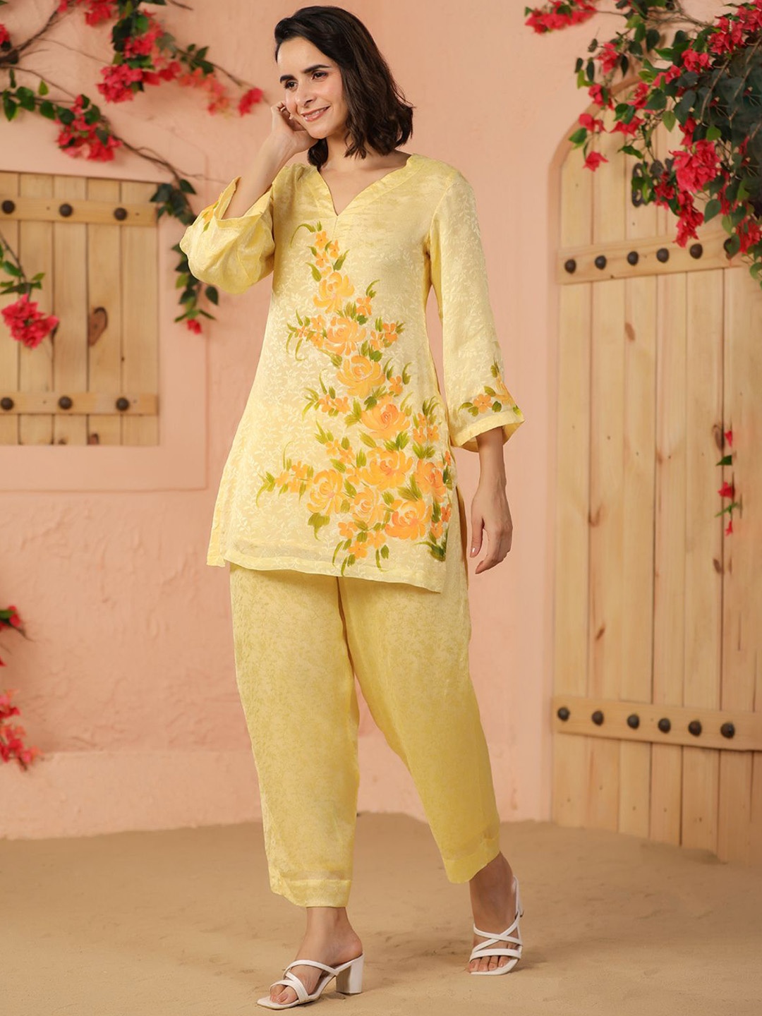 

Geroo Luxe Floral Printed Regular Silk Crepe Kurti with Trousers, Yellow