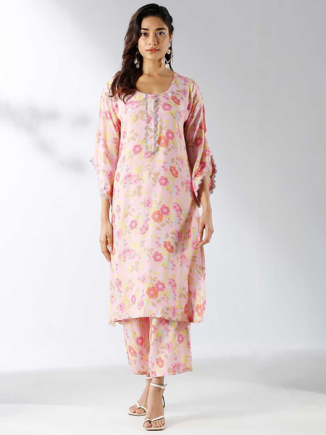 

Label Ishnya Floral Printed Flared Sleeves Straight Kurta & Trousers, Pink