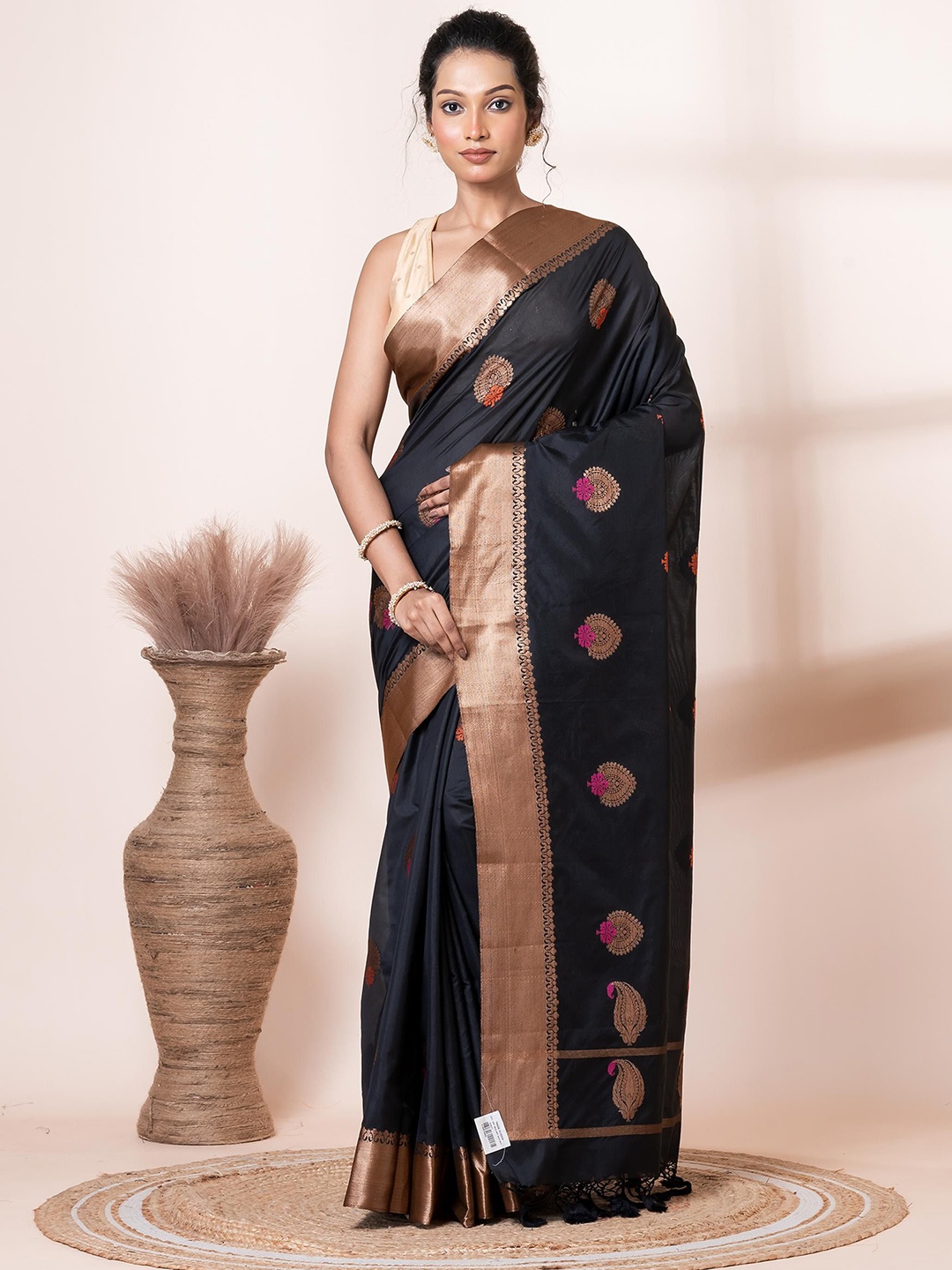 

VIBHAVARI Woven Design Zari Saree, Black