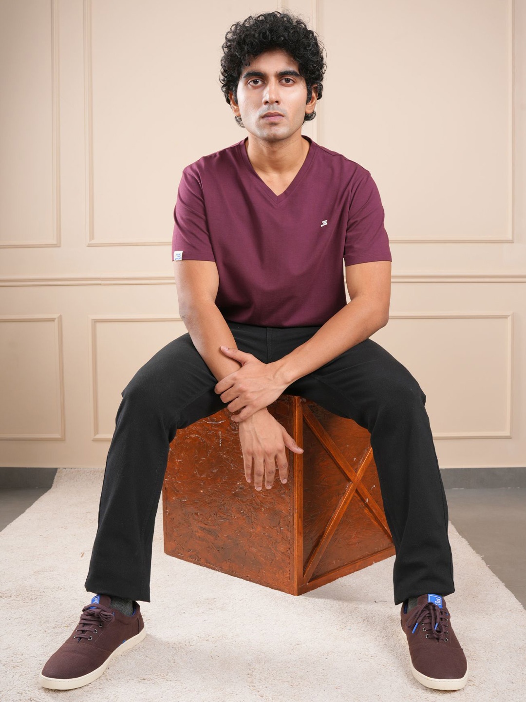 

ROAR FOR GOOD Men V-Neck Solid Organic Cotton T-shirt, Maroon