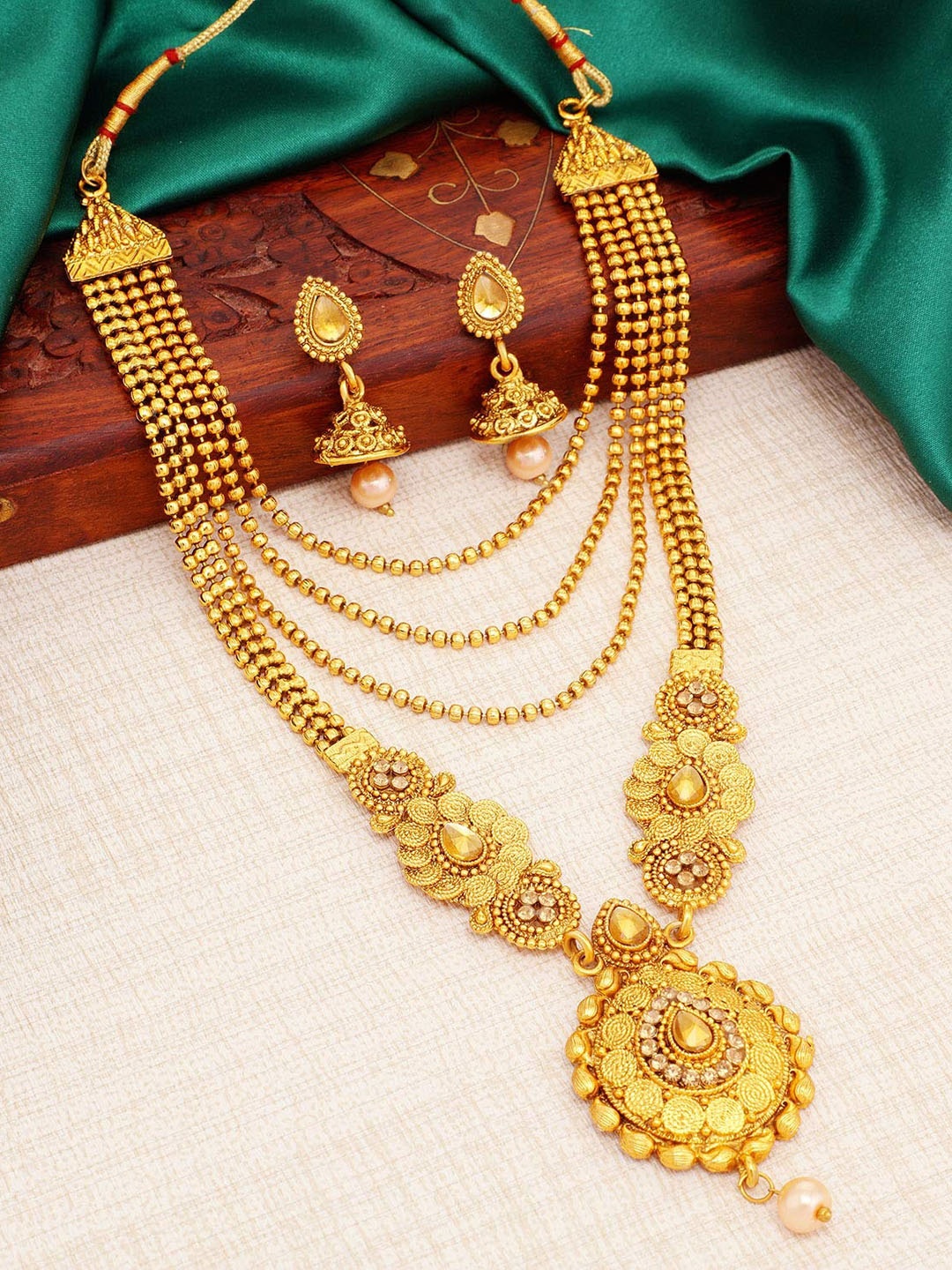 

Stefan Gold-plated Kundan-Studded & Beaded Jewellery Set