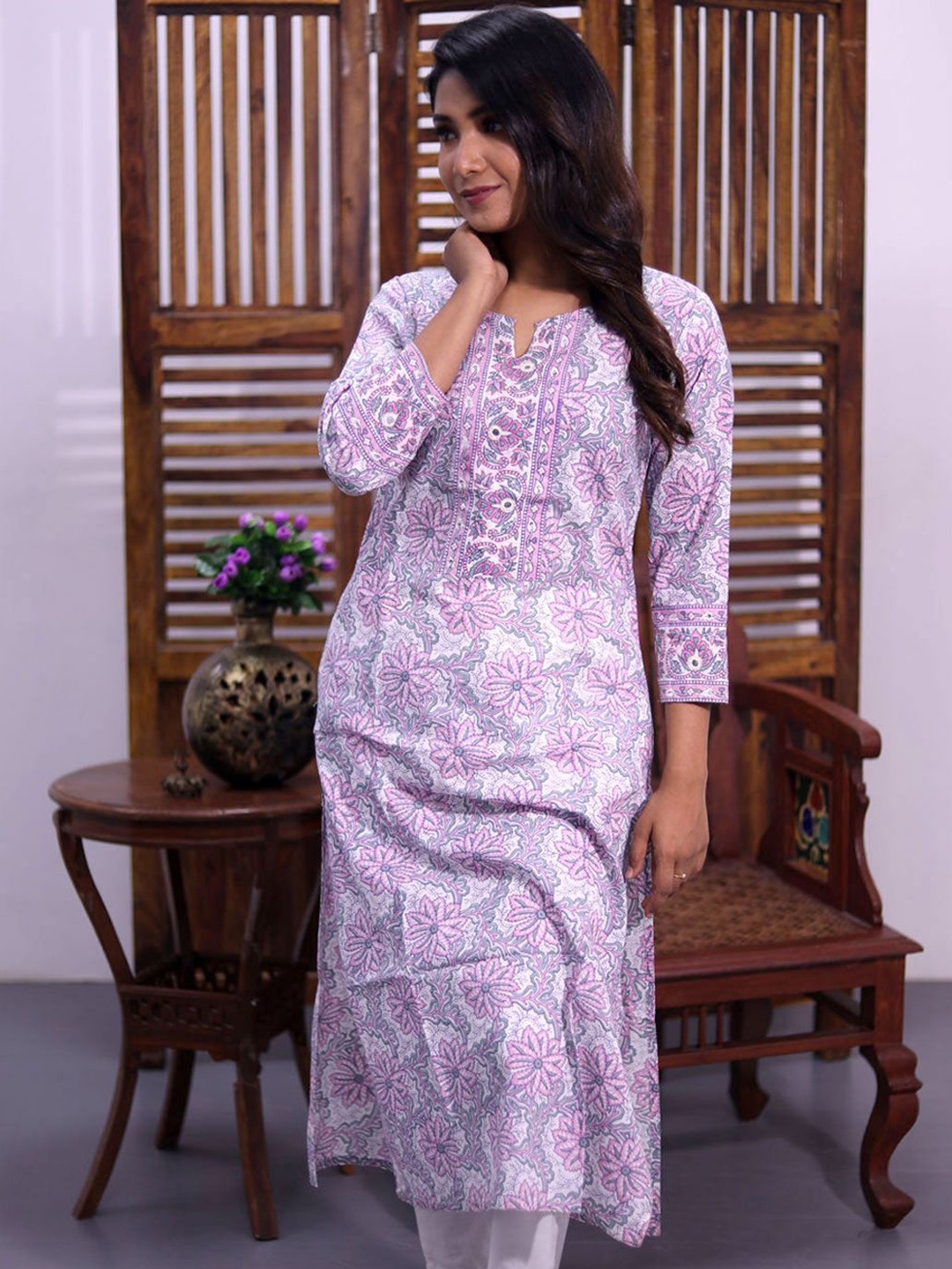 

Avishya Floral Printed Sequinned Pure Cotton Kurta, Purple