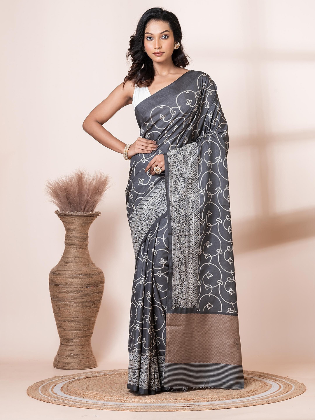 

VIBHAVARI Ethnic Motifs Printed Saree, Grey