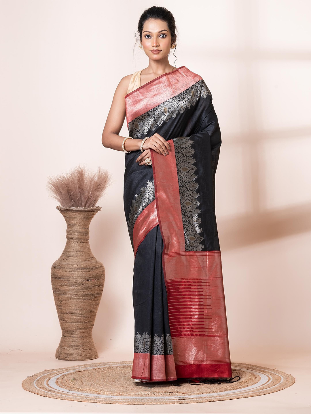 

VIBHAVARI Woven Design Saree With Blouse Piece, Black