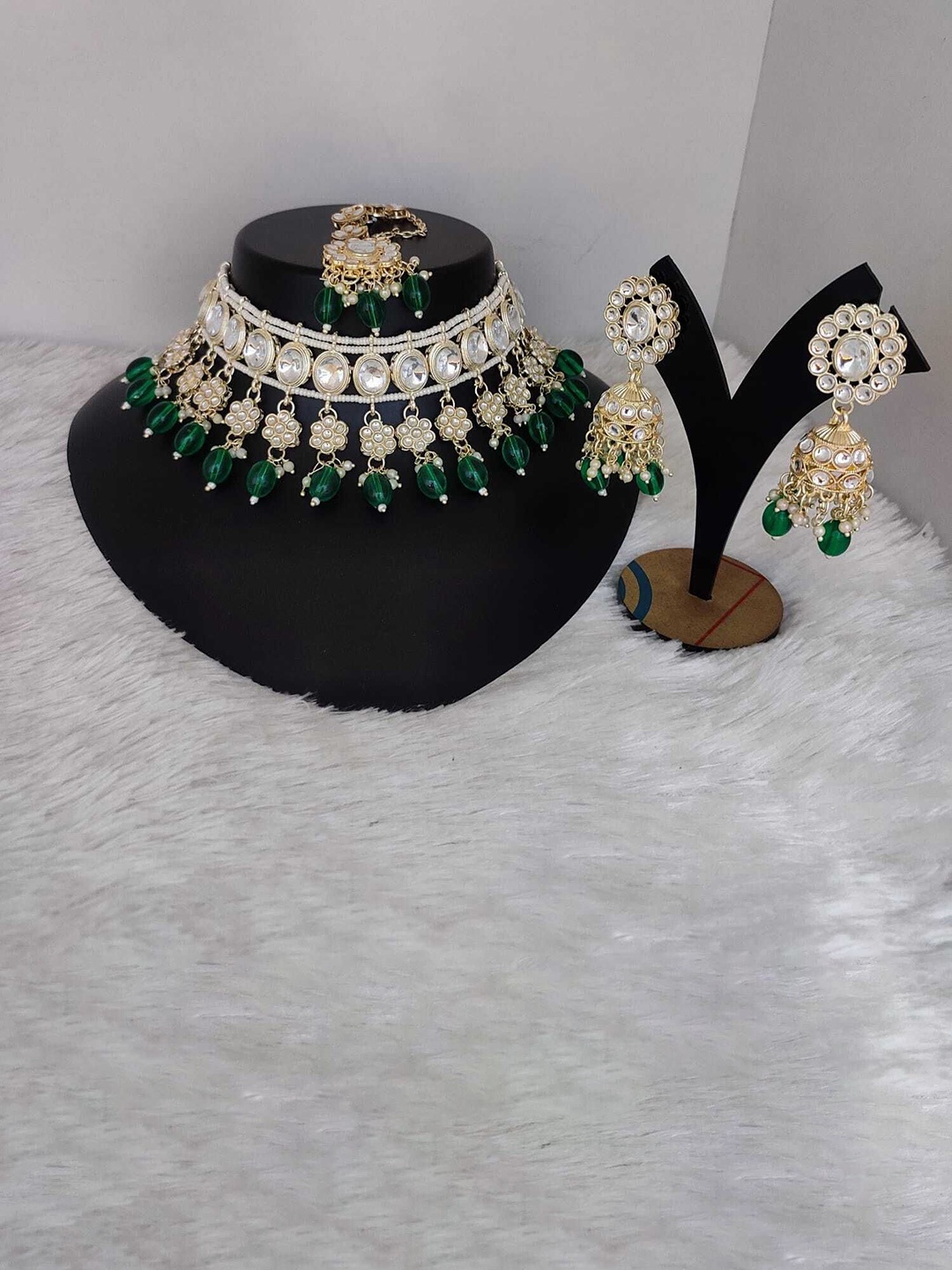 

Gyaan Jewels Gold-Plated Kundan-Studded & Beaded Jewellery Set