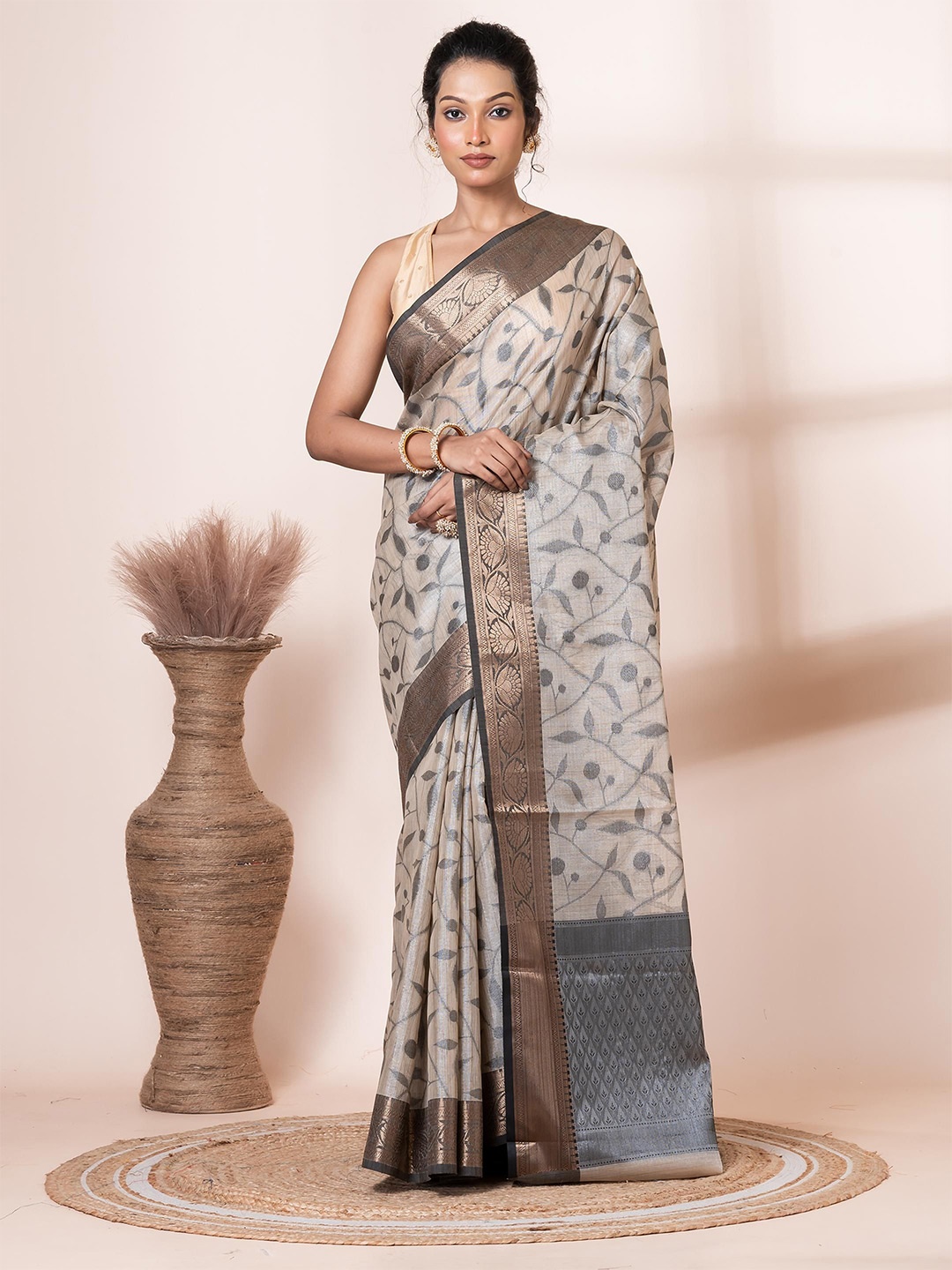 

VIBHAVARI Woven Design Zari Saree, Beige