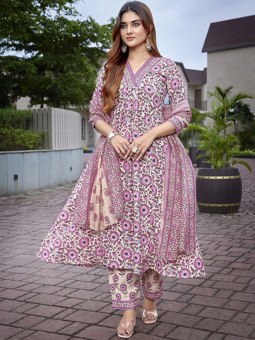 

DIVASTRI Floral Printed Pleated Kurta with Trouser & Dupatta, Pink