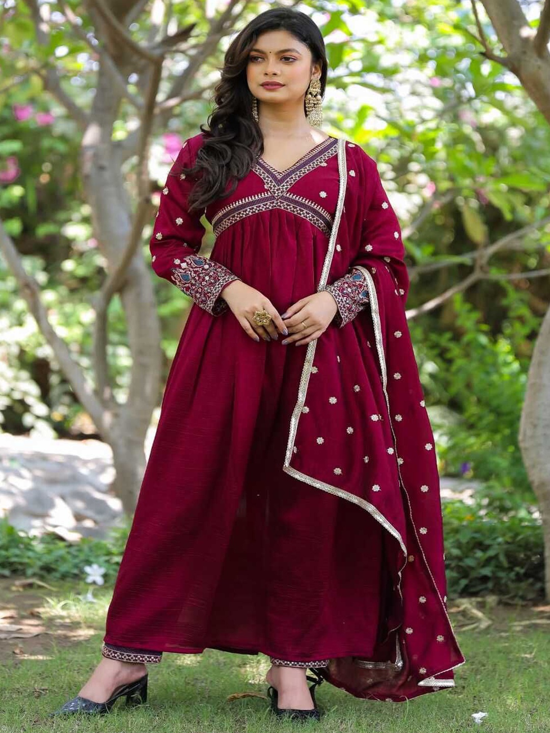 

SHIJILA Floral Embroidered Empire Sequinned Kurta With Trouser With Dupatta, Maroon