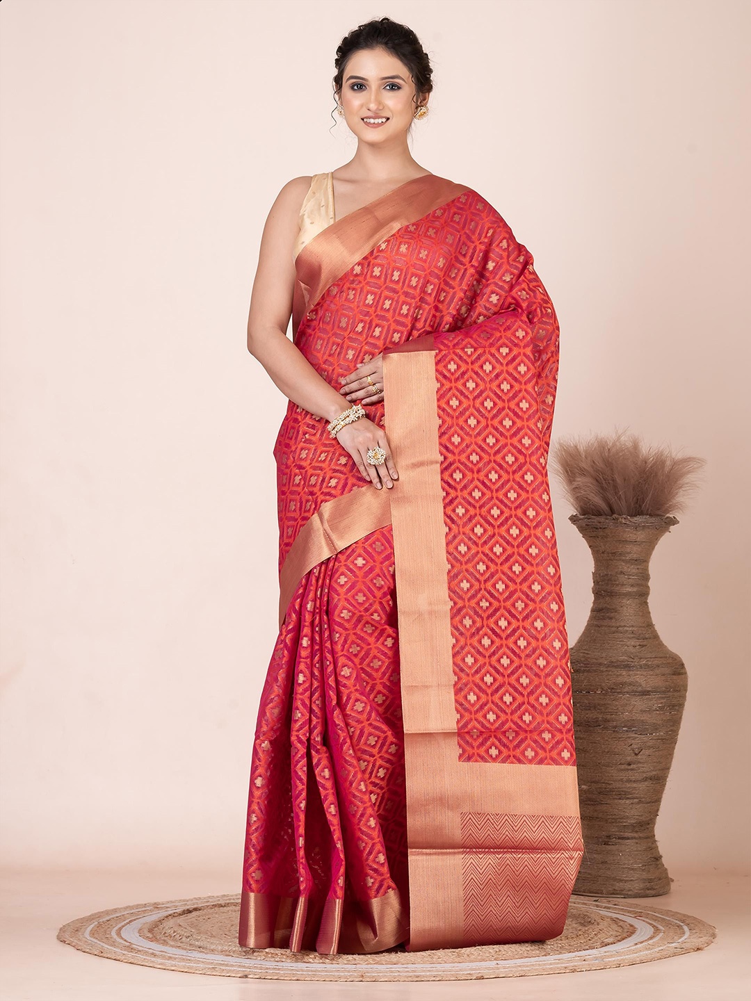 

VIBHAVARI Woven Design Zari Saree, Red