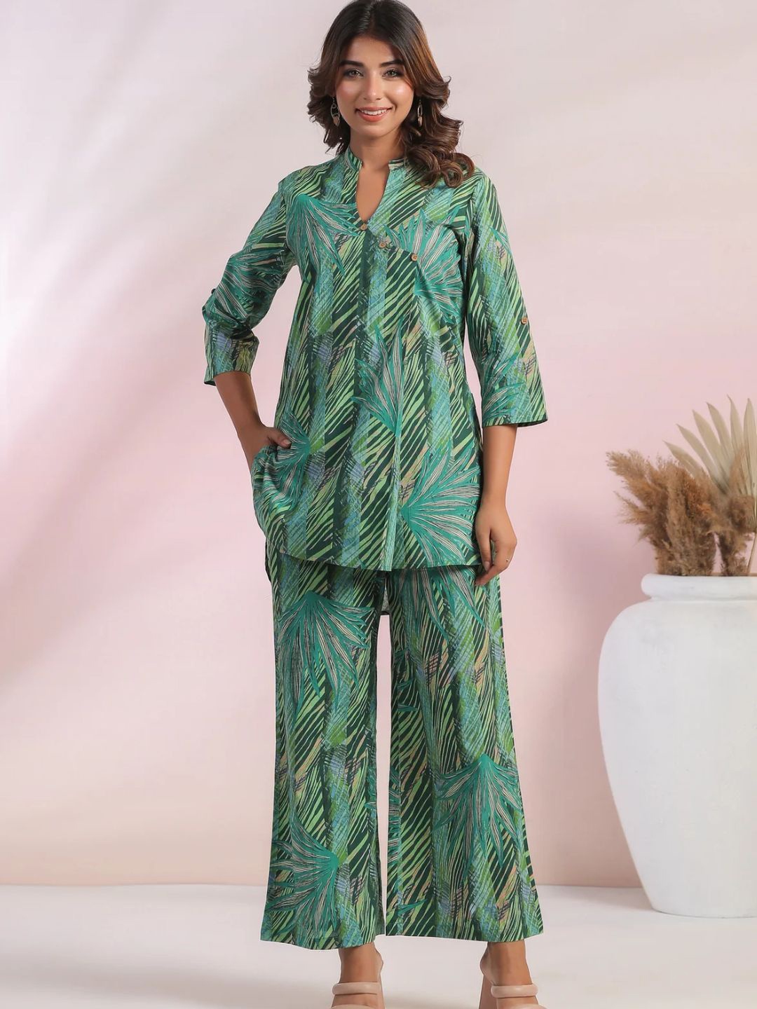 

NIJANAND TEXTILE Floral Printed Pure Cotton Straight Kurta & Palazzo, Green