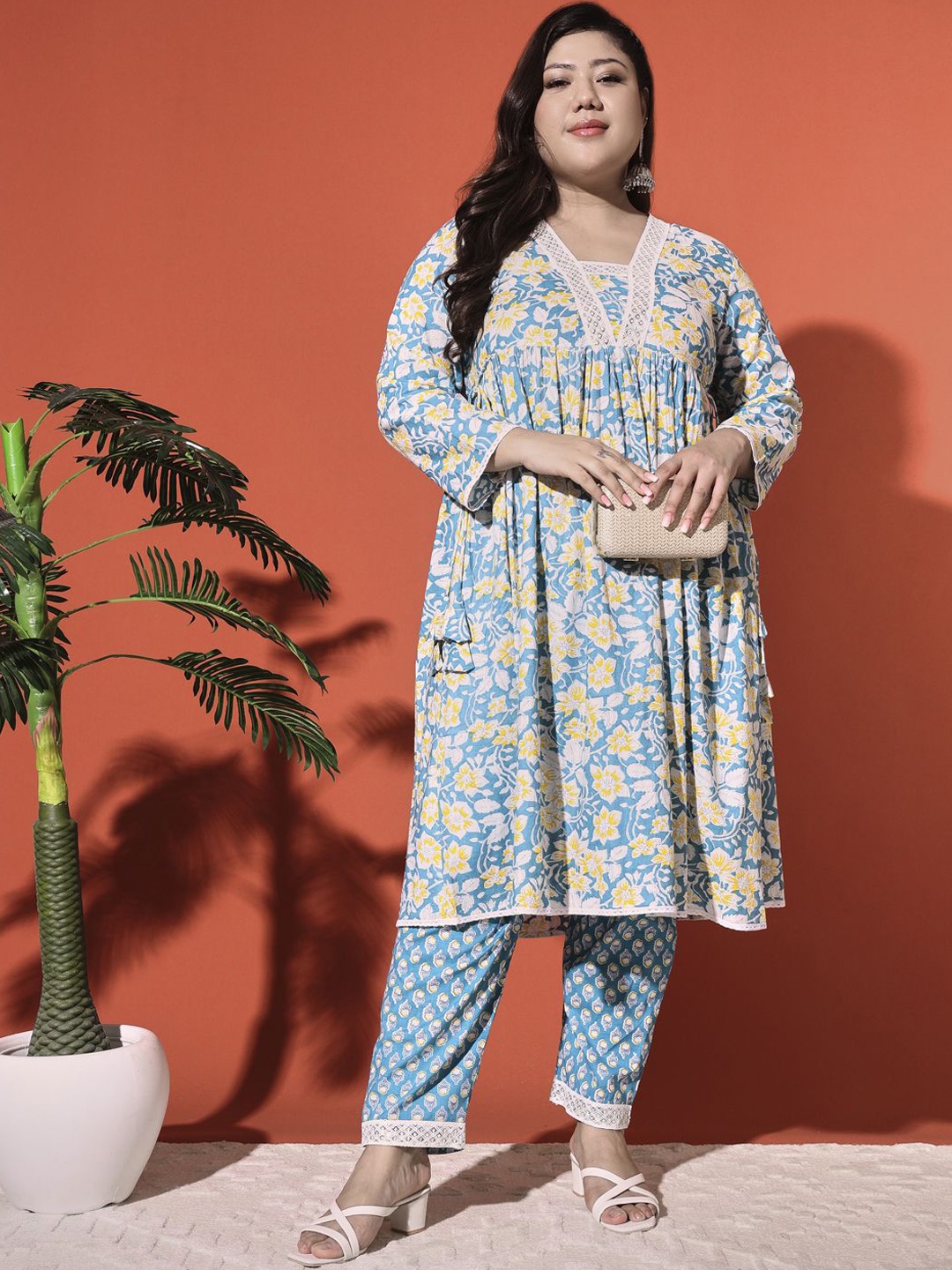 

MOOBA Women Floral Printed Empire Patchwork Pure Cotton Kurta with Pyjamas, Blue