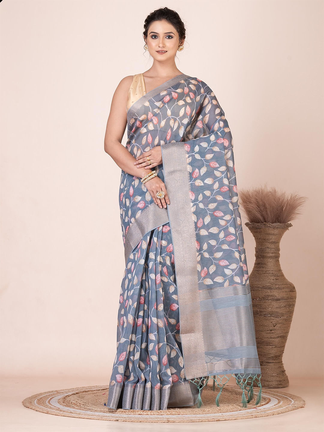 

VIBHAVARI Floral Printed Saree, Green