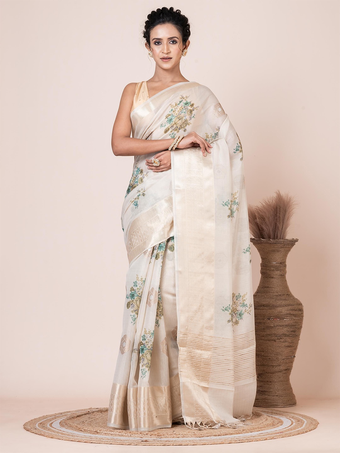 

VIBHAVARI Floral Printed Zari Saree, White