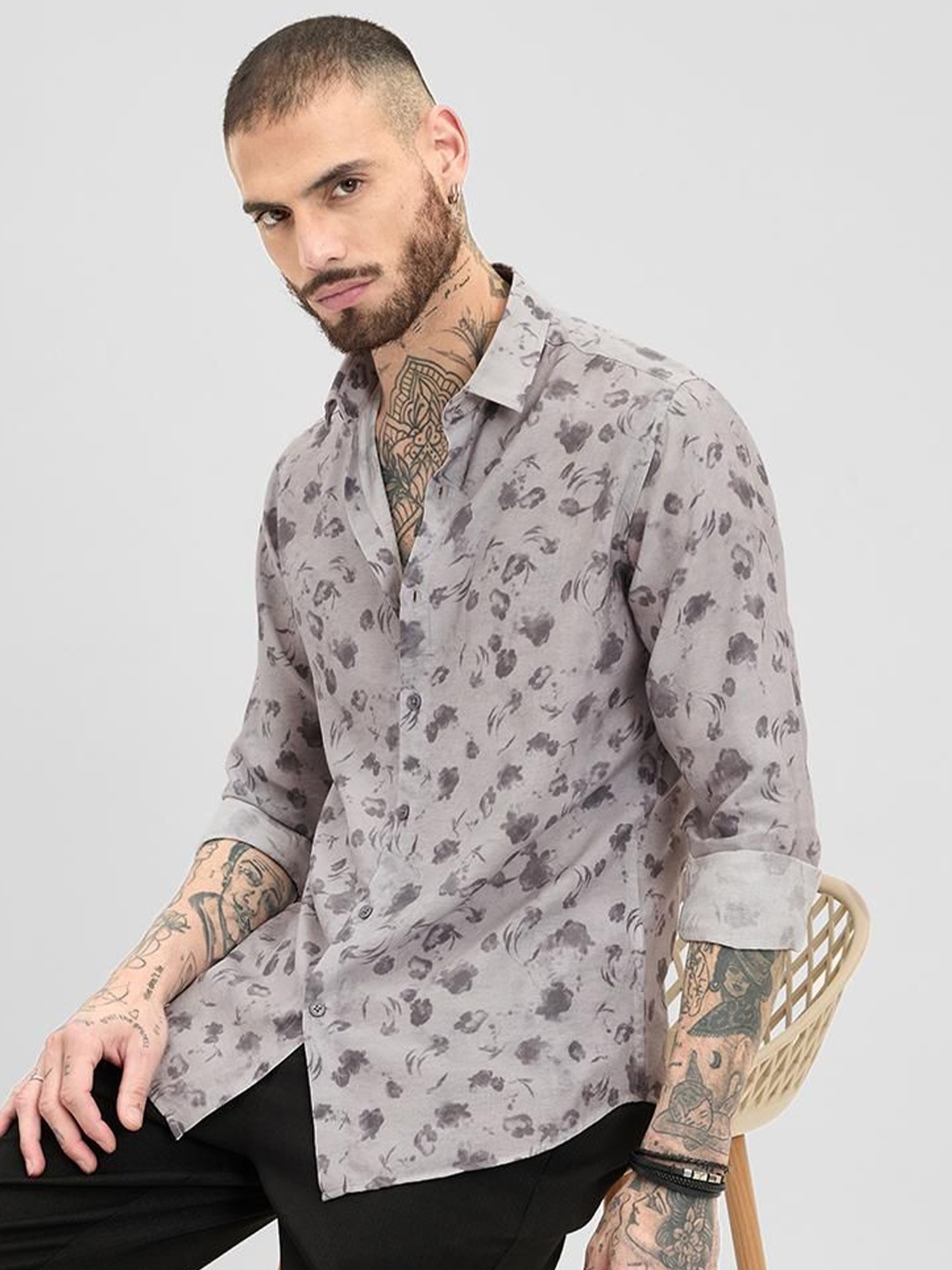 

Snitch Men Smart Spread Collar Abstract Printed Casual Shirt, Grey