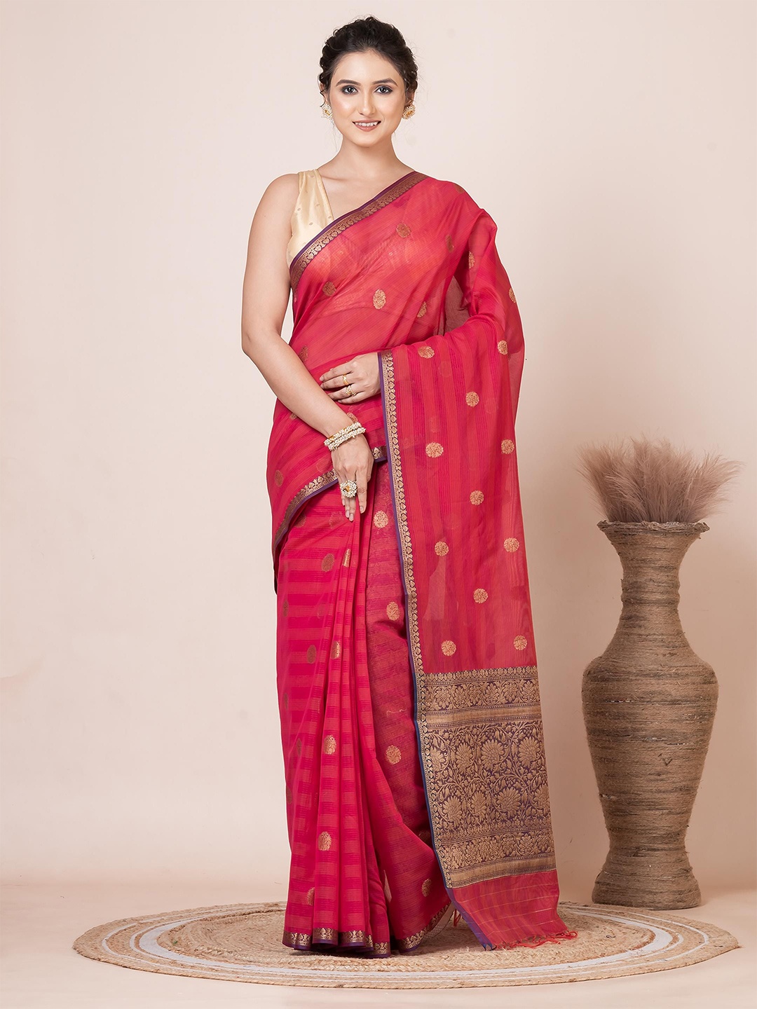

VIBHAVARI Woven Design Zari Saree, Red