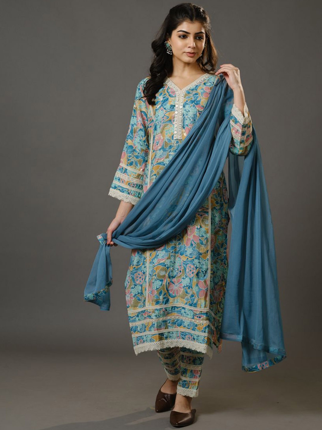 

Hassu's Women Floral Printed Regular Chanderi Silk Kurta with Trousers & With Dupatta, Blue