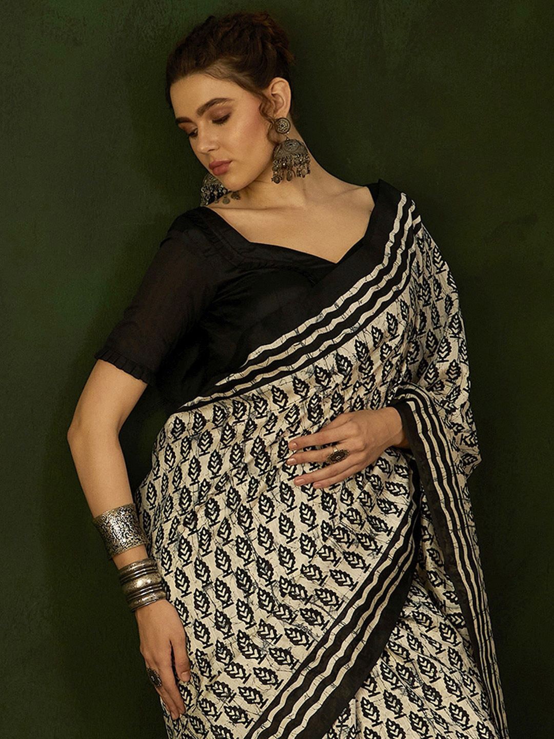 

Sangria Dabu Printed Saree With Blouse Piece, Beige