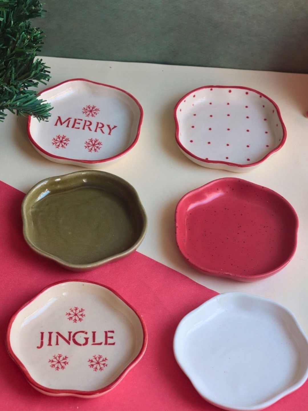 

WEAVING HOMES Red & White 6 Pieces Printed Glossy Ceramic Plates