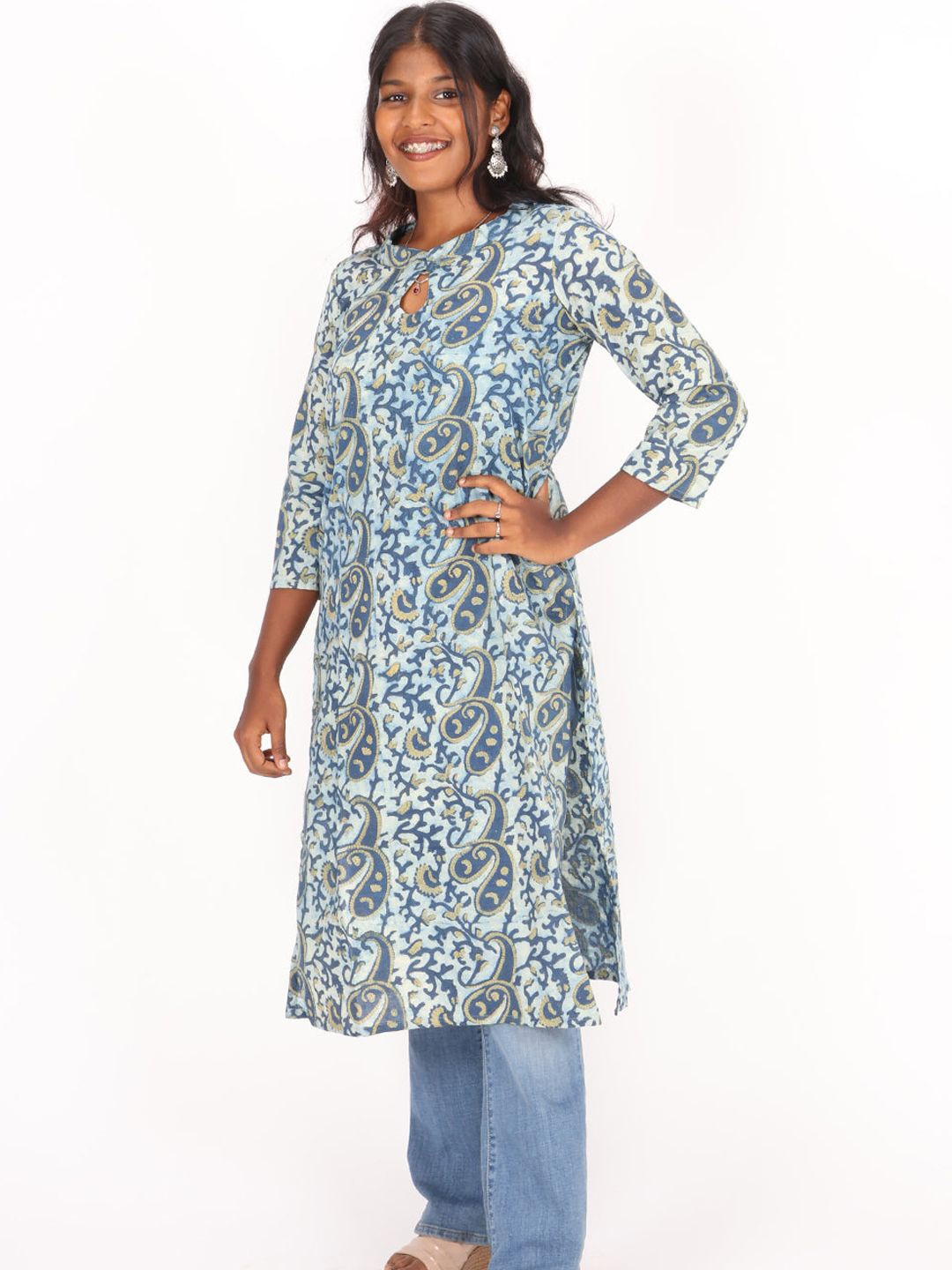 

Avishya Flared Sleeves Thread Work Handloom Straight Kurta, Blue