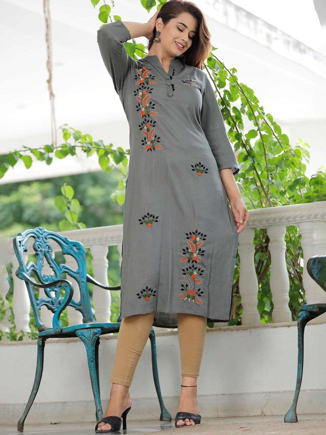 

Mehsoos Floral Embroidered Thread Work Floral Kurta, Grey