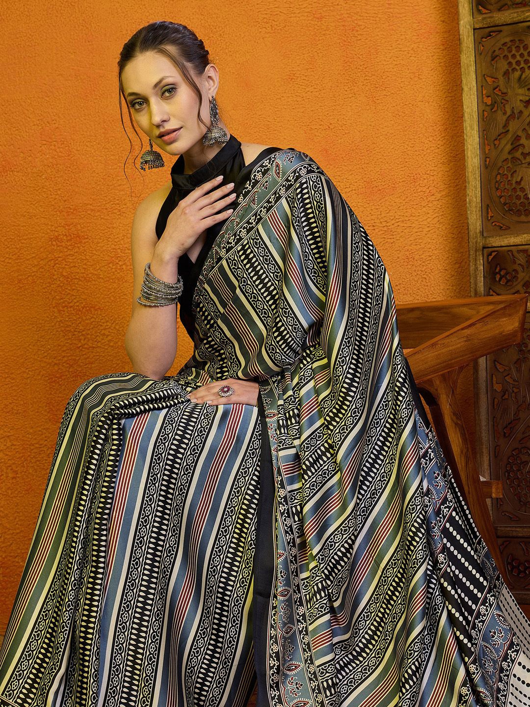 

Sangria Ethnic Motifs Printed Saree, Grey