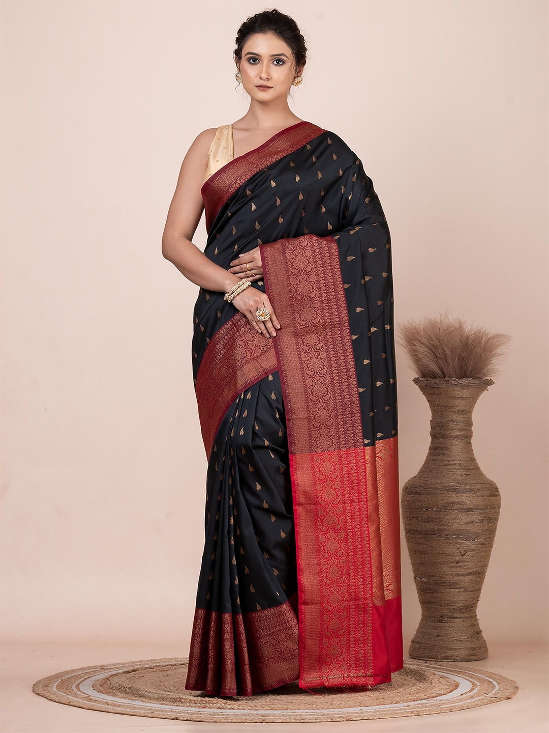 

VIBHAVARI Woven Design Zari Saree, Black