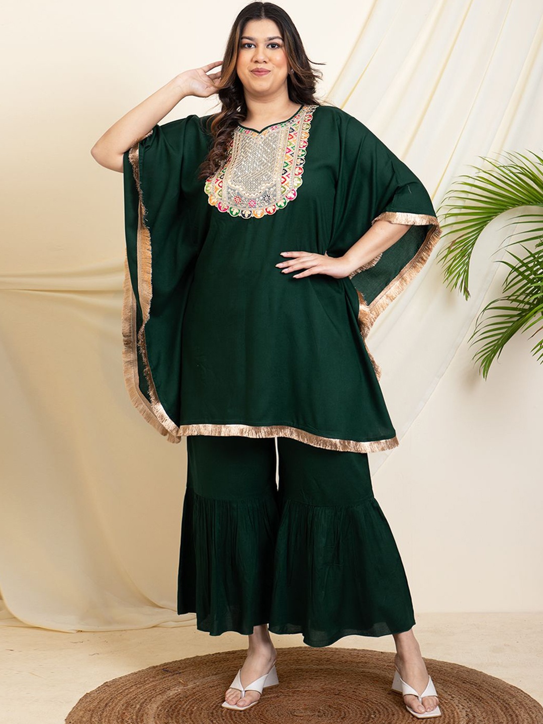 

DEEBACO Embroidered Sweetheart Neck Short Sleeves Kaftan With Sharara, Green