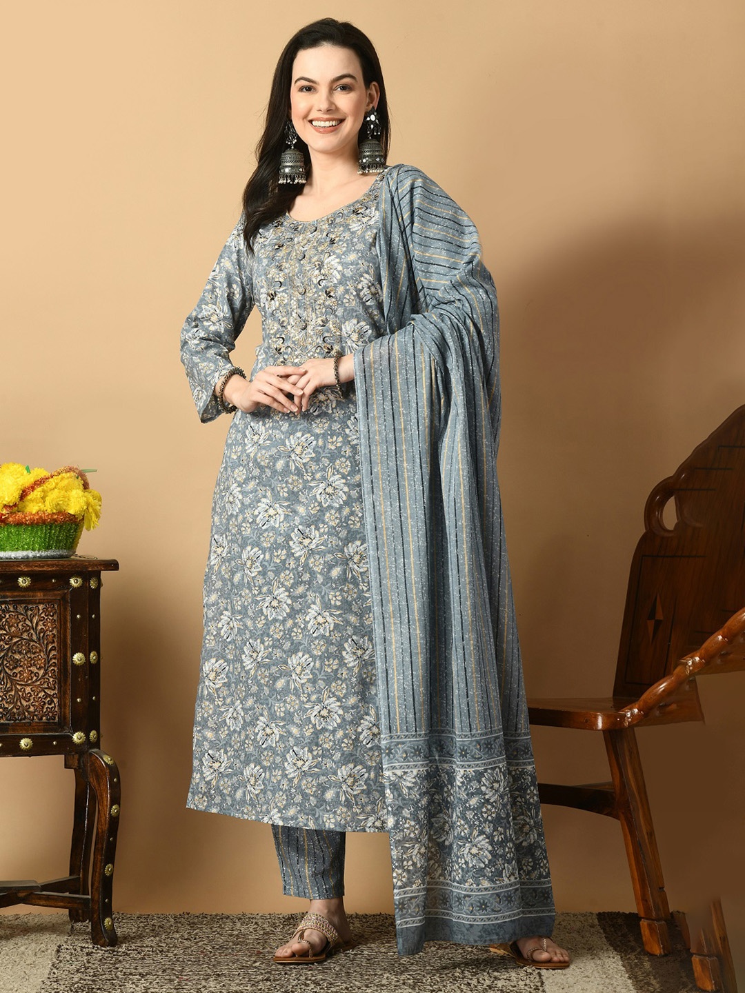 

Stitch up thread Women Ethnic Motifs Printed Regular Kurta with Trousers & With Dupatta, Grey