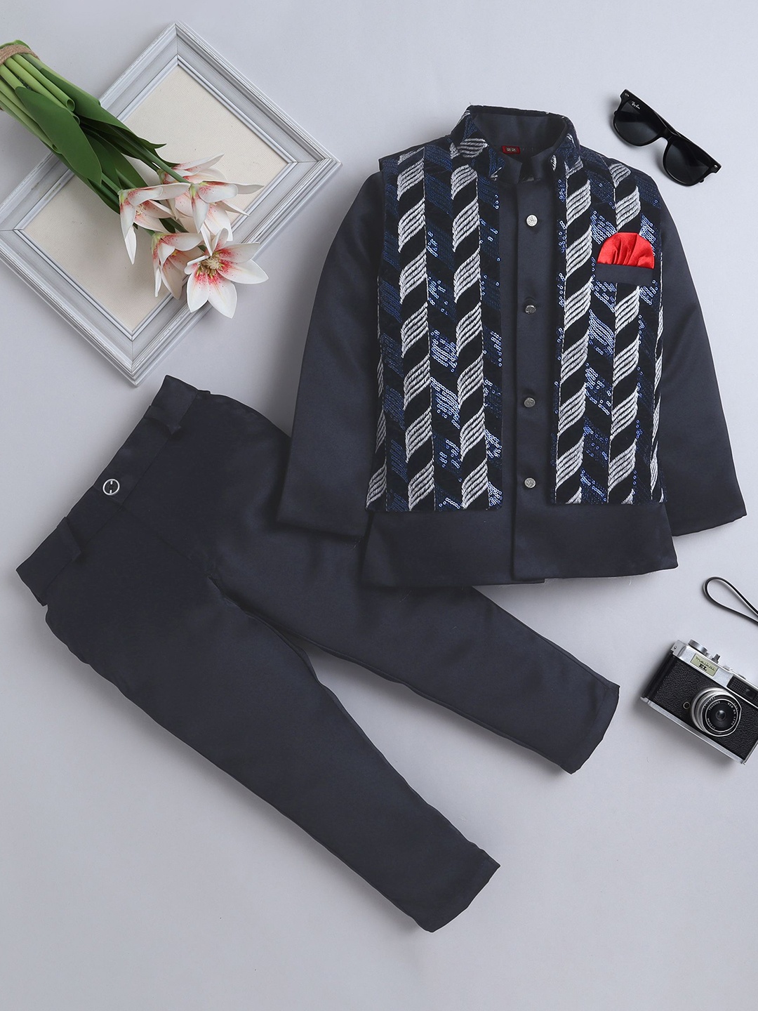 

FOURFOLDS Boys Embroidered Mandarin Collar Three-Piece Suit, Navy blue